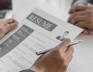 كيف تسمّي ملف السيرة الذاتية بطريقة تلفت انتباه مسؤولي التوظيف 1 ملف السيرة الذاتية